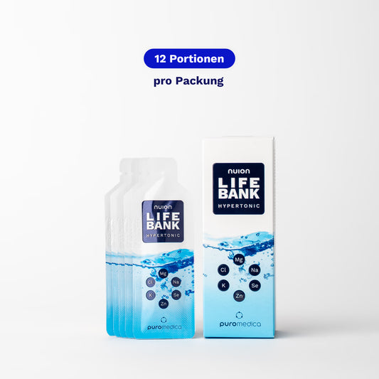 Das Bild zeigt die Verpackung von Life Bank nuion - Hypertonisch, die aus 12 Portionen besteht. Die ansprechend gestaltete Box von Puromedica hebt die Elektrolytformel hervor und zeigt eine blaue Farbgebung, die an Wasser erinnert,.