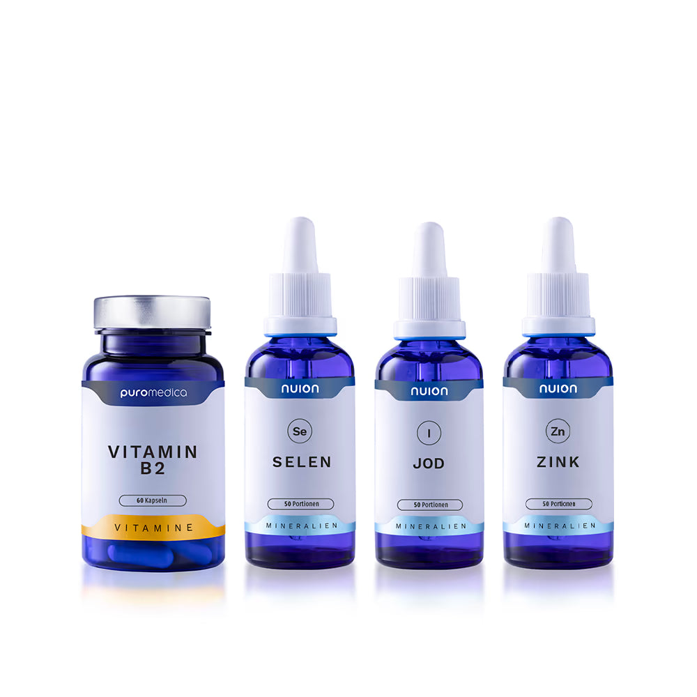 Ein Schilddrüsen Set von Puromedica, bestehend aus einer Flasche Vitamin B2 und drei Pipetten mit den Mineralien Selen, Jod und Zink.