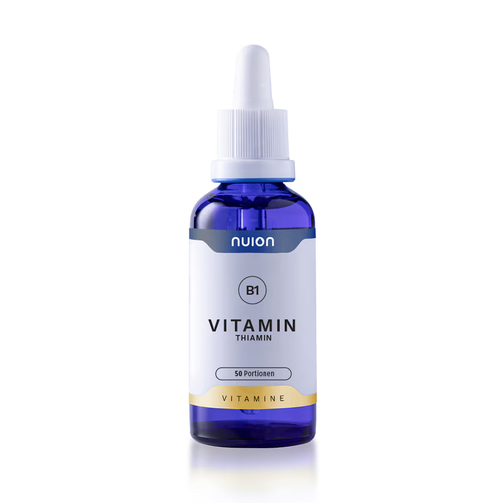 Die Abbildung zeigt eine Flasche mit Vitamin B1 von Puromedica, die in einem blauen Glasbehälter mit einem weißen Tropferverschluss präsentiert wird.