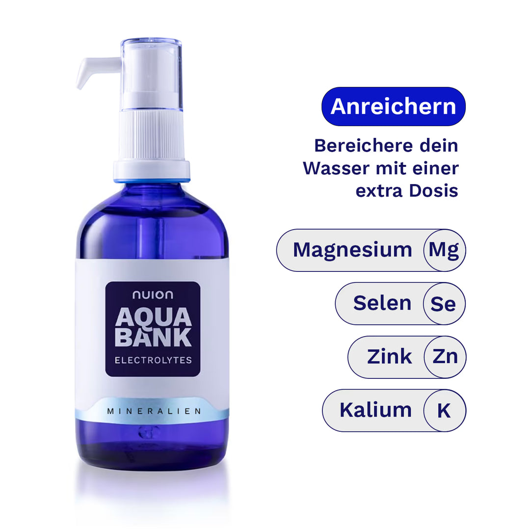 Die Flasche mit dem Etikett Aqua Bank von Puromedica zeigt eine transparente Flüssigkeit in einem blauen, transparenten Behälter mit einer Pumpvorrichtung.