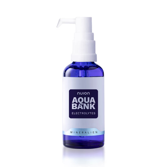 Die Abbildung zeigt eine Flasche des Produkts Aqua Bank nuion - Elektrolyte von Puromedica. Die Flasche hat eine blaue Farbe mit einem weißen Etikett, auf dem der Produktname und die Bezeichnung Mineralien deutlich sichtbar sind.