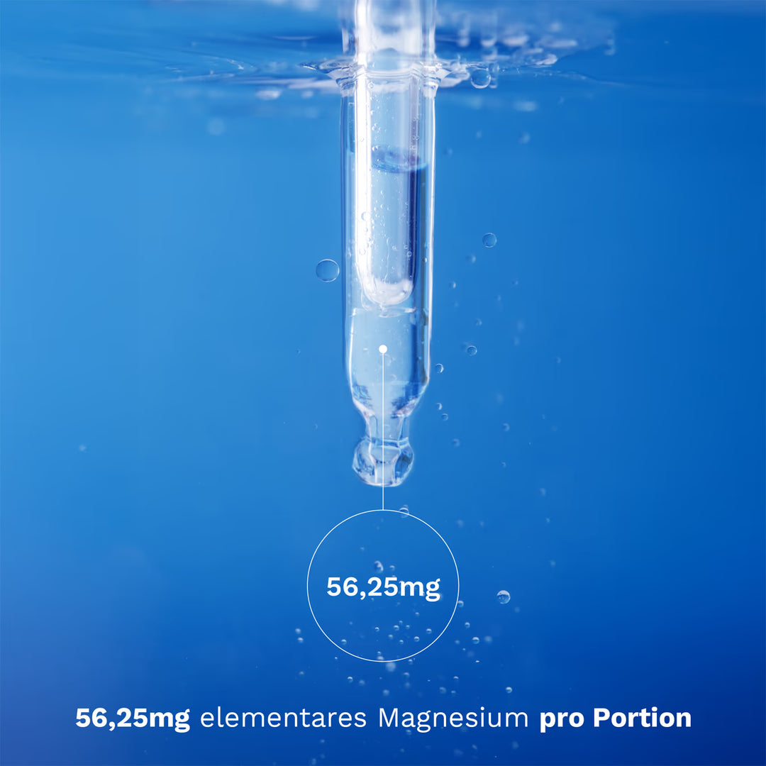 Ein transparenter Ampullenbehälter schwebt in klarem Wasser, während Blasen aufsteigen. Darunter steht die Aufschrift „56,25 mg elementares Magnesium pro Portion“ in einer modernen Schriftart, die auf das Produkt von Puromedica hinweist.