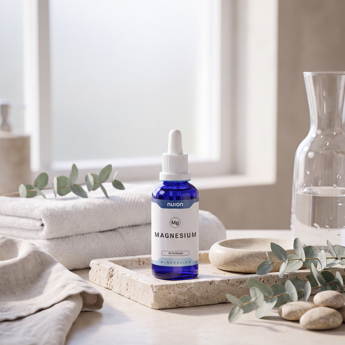 Das Bild zeigt eine stilvolle Flasche mit blauer Flüssigkeit und Pipette, die das Produkt Magnesium von nuion präsentiert.