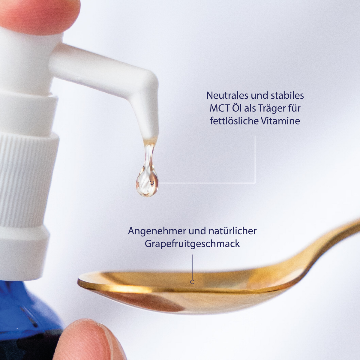 Ein blauer Fläschchen mit einer Pipette von nuion zeigt einen Tropfen neutrales und stabiles MCT-Öl, das als Träger für fettlösliche Vitamine dient.