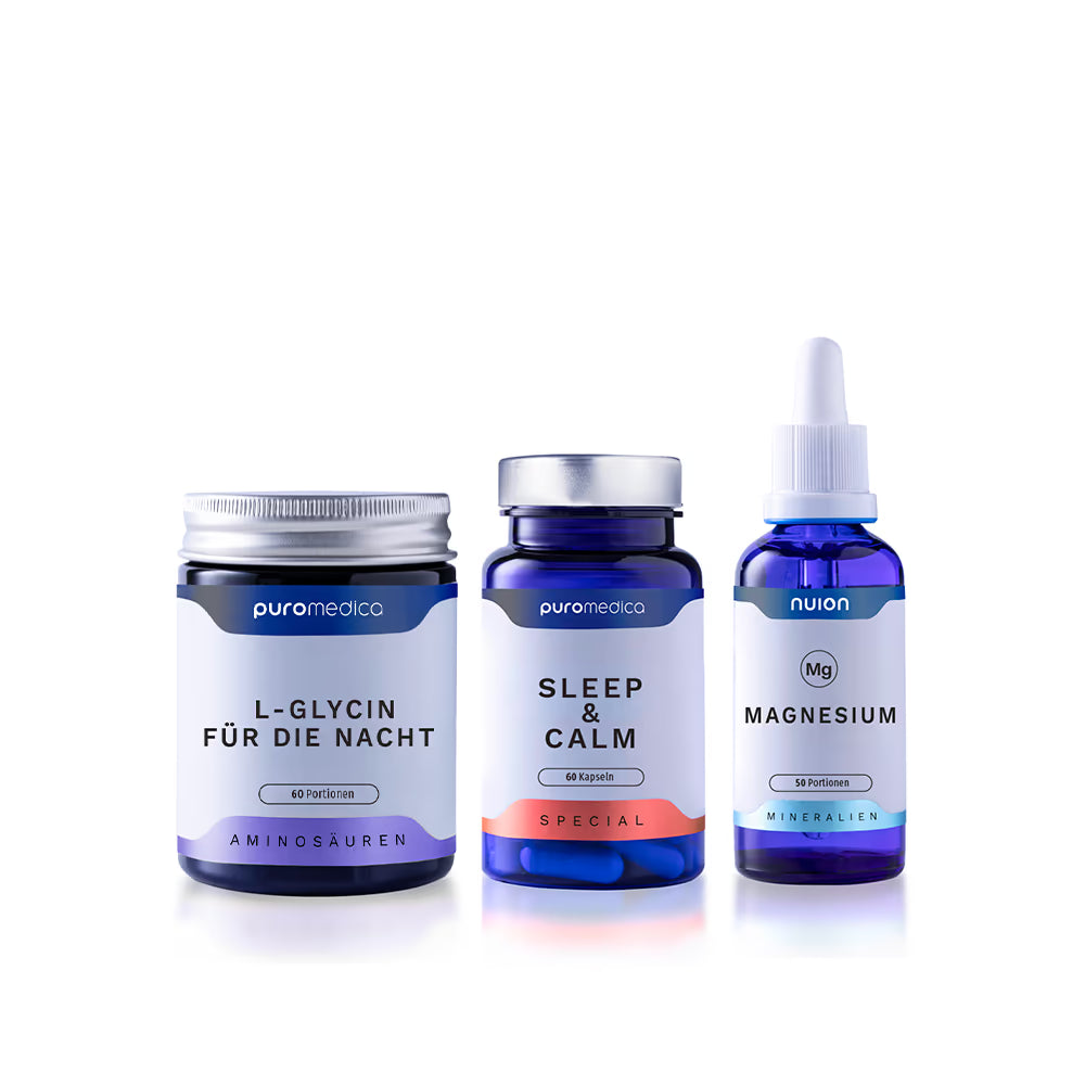 Das Bild zeigt das Sleep Well Set von Puromedica, bestehend aus drei Produkten: einem Glasbehälter mit L-Glycin für die Nacht, einer Flasche mit Sleep & Calm Kapseln und einem blauen Fläschchen mit Pipette, das Magnesium von nuion enthält.