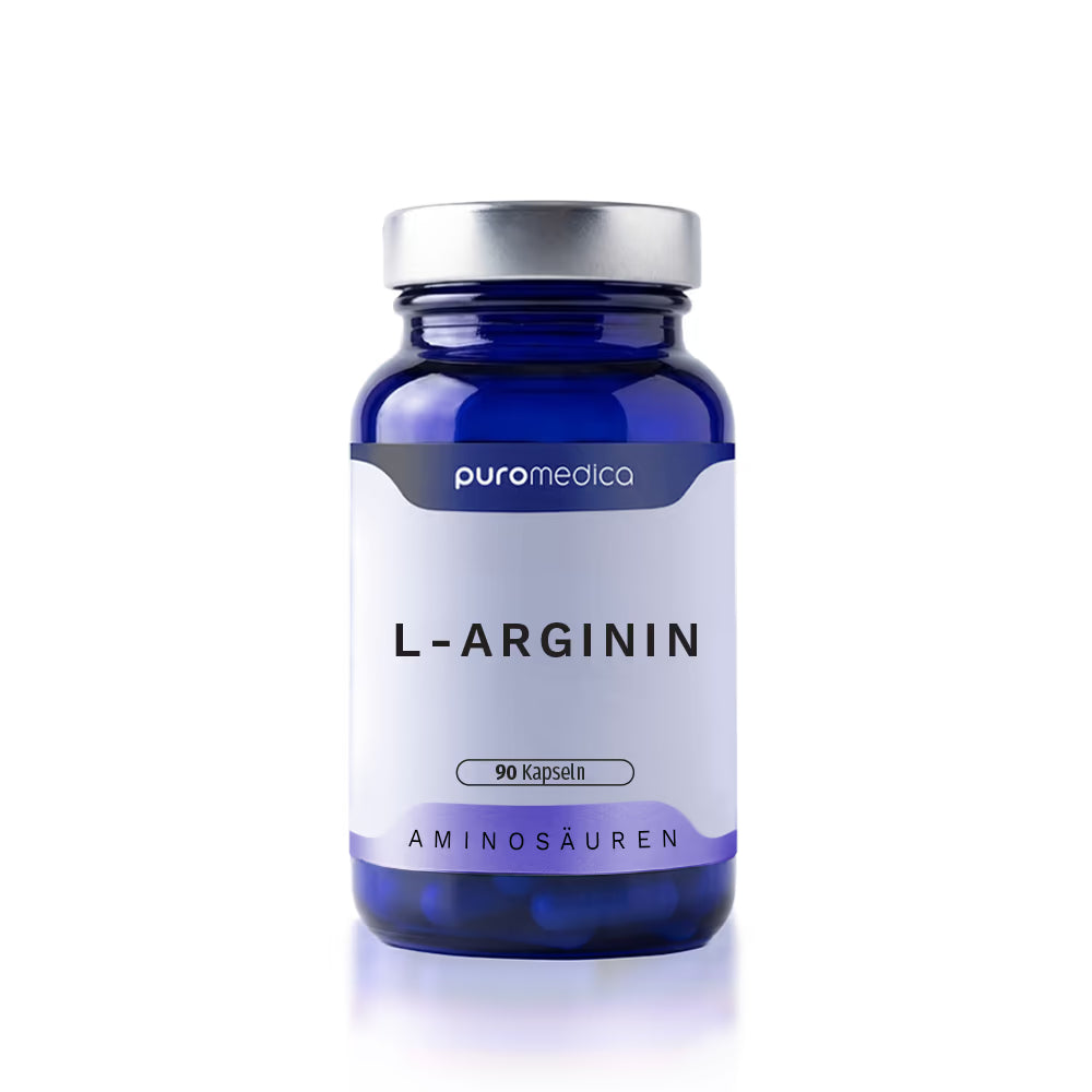Ein blauer Glasbehälter mit einem silbernen Deckel, der 90 Kapseln von L-Arginin enthält, steht vor einem weißen Hintergrund. Der Etikett zeigt den Firmennamen Puromedica sowie die Produktbezeichnung L-Arginin und die Kategorie Aminosäuren.