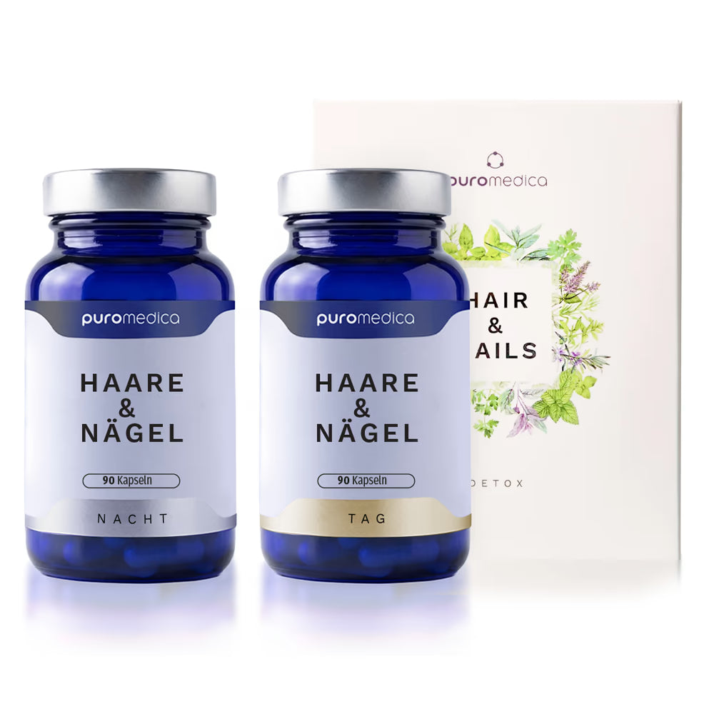 Das Bild zeigt zwei blaue Fläschchen mit Kapseln von Puromedica, beschriftet mit HAARE & NÄGEL, eines für den Tag und eines für die Nacht.