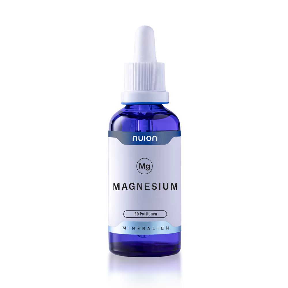Das Bild zeigt eine blaue Flasche mit einer Pipette, die den Markennamen nuion trägt. Die Flasche enthält Magnesium und ist für 50 Portionen gekennzeichnet, wobei Puromedica als Hersteller angegeben ist.
