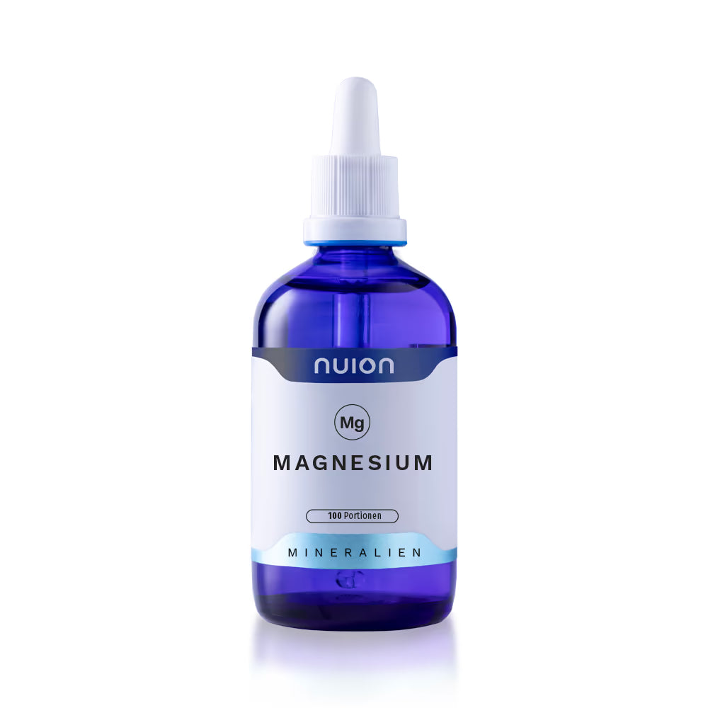 Eine transparente Flasche mit blauer Tönung enthält ein flüssiges Produkt, das als Magnesium bezeichnet ist.