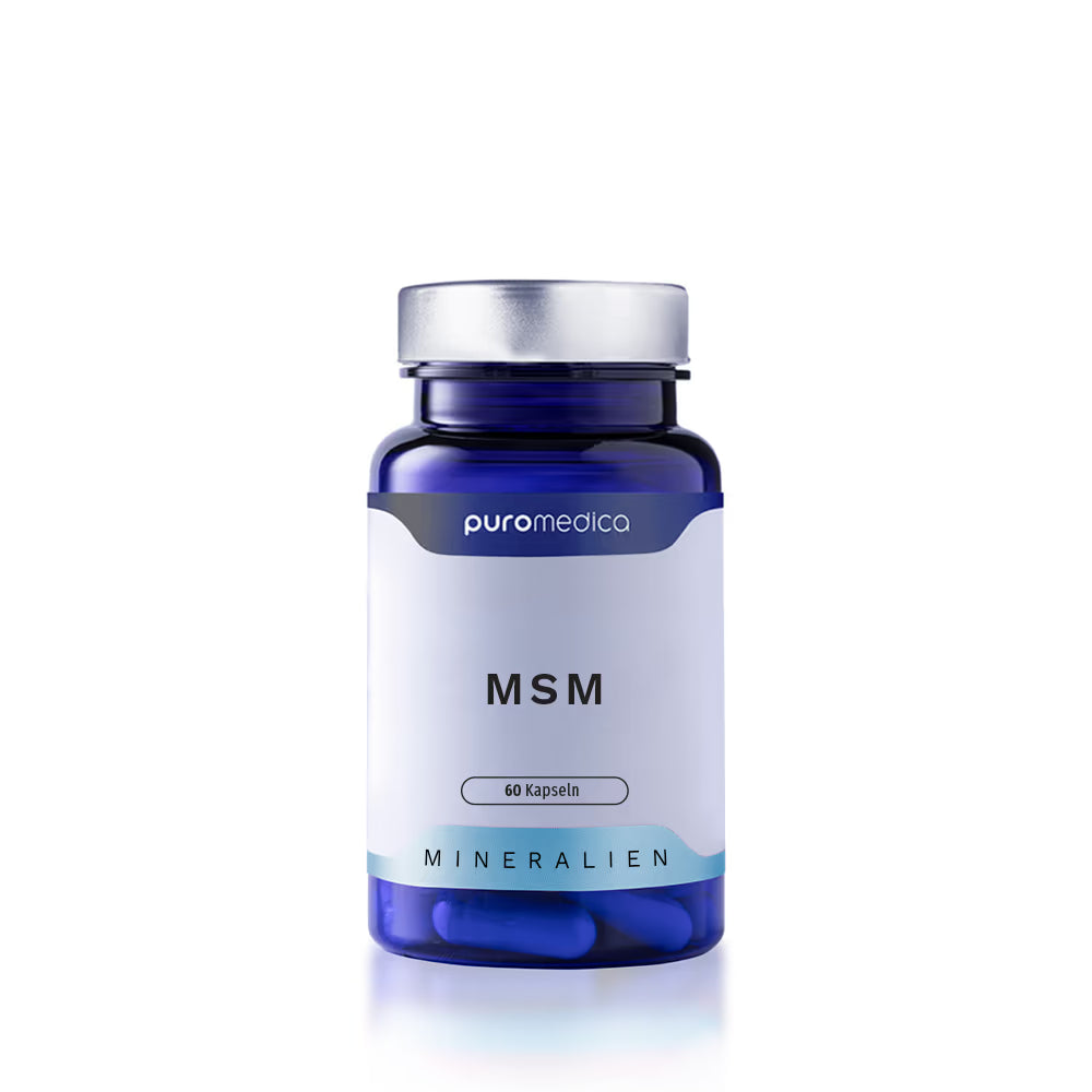 Das Bild zeigt eine blaue Glasflasche mit einem silbernen Deckel, die 60 Kapseln des Produkts MSM von Puromedica enthält. Das Etikett ist klar lesbar und trägt den Produktnamen sowie die Kategorie „Mineralien“.