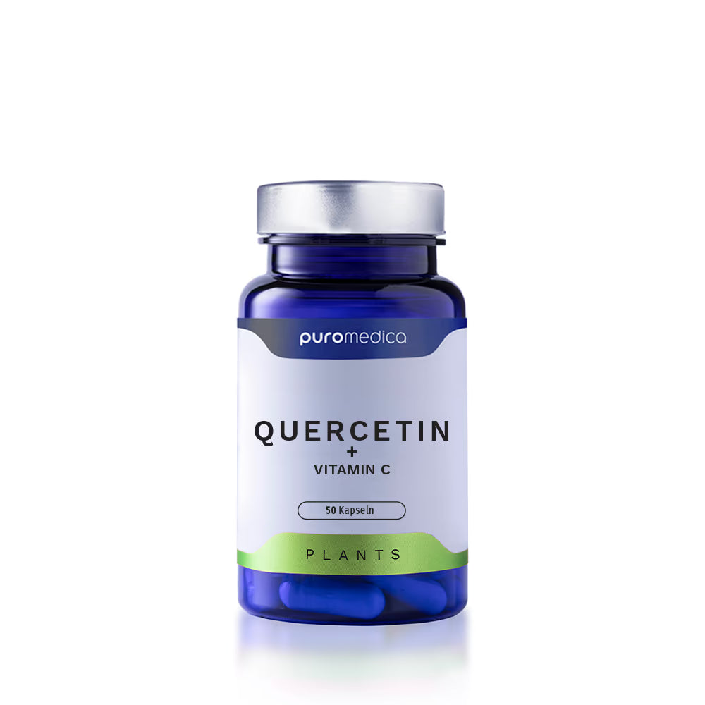 Das Bild zeigt eine blaue Flasche mit dem Etikett Quercetin + Vitamin C von Puromedica. Die Flasche enthält 50 Kapseln und steht auf einem weißen Hintergrund, wobei die klare Verpackung die Kapseln im Inneren sichtbar macht.