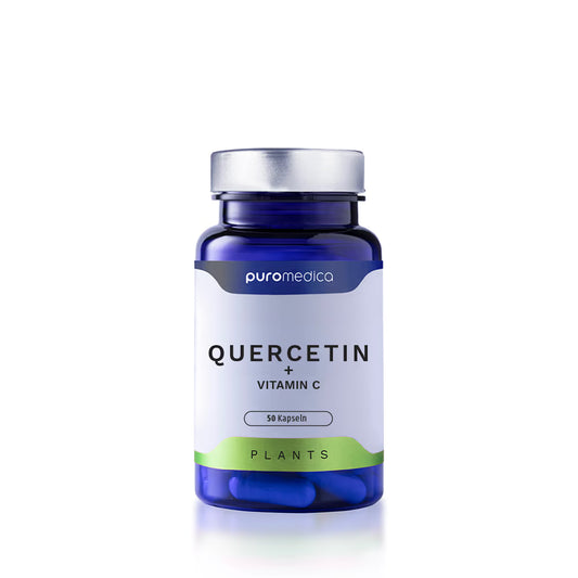 Das Bild zeigt eine blaue Flasche mit dem Etikett Quercetin + Vitamin C von Puromedica. Die Flasche enthält 50 Kapseln und steht auf einem weißen Hintergrund, wobei die klare Verpackung die Kapseln im Inneren sichtbar macht.