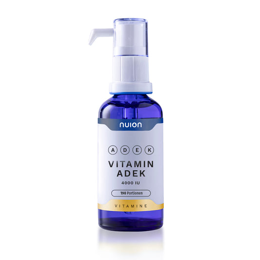Das Produkt zeigt eine Flasche mit dem Namen Vitamin ADEK von der Firma Puromedica. Die Flasche ist blau und hat einen weißen Etikett mit klaren Angaben zur Dosierung und Portionsanzahl, was eine einfache Handhabung ermöglicht.