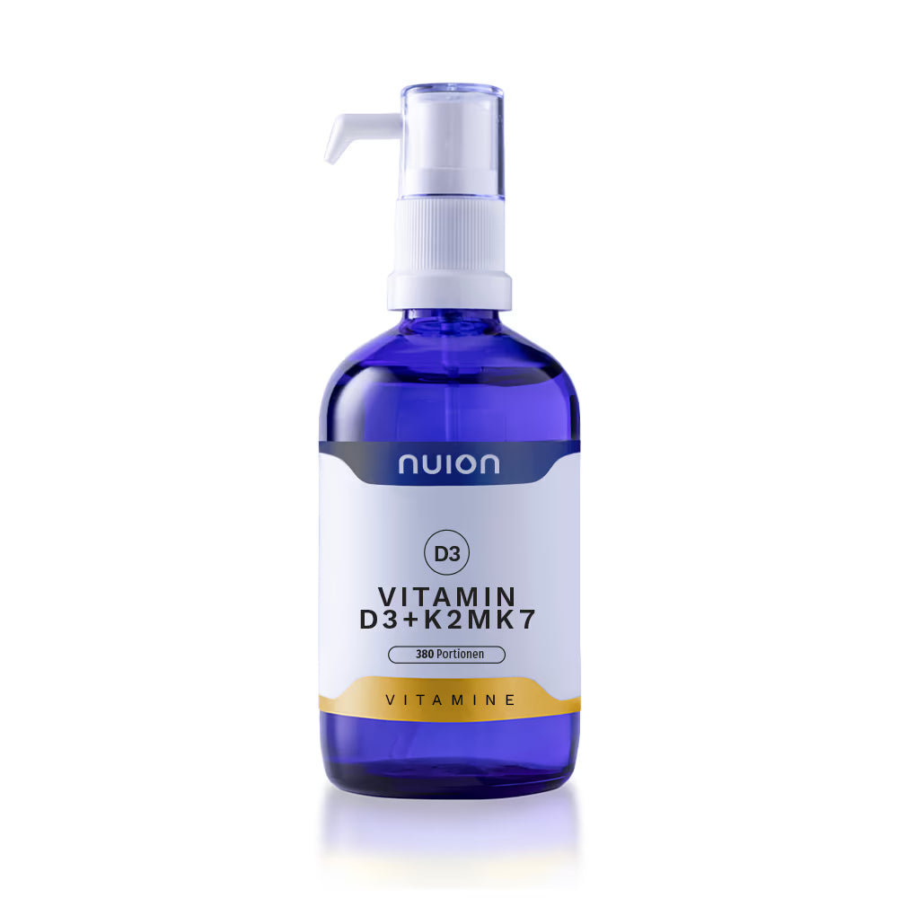 Die Abbildung zeigt eine blaue Flasche mit einem Pumpspender, die das Produkt Vitamin D3K2MK7 von Puromedica enthält.