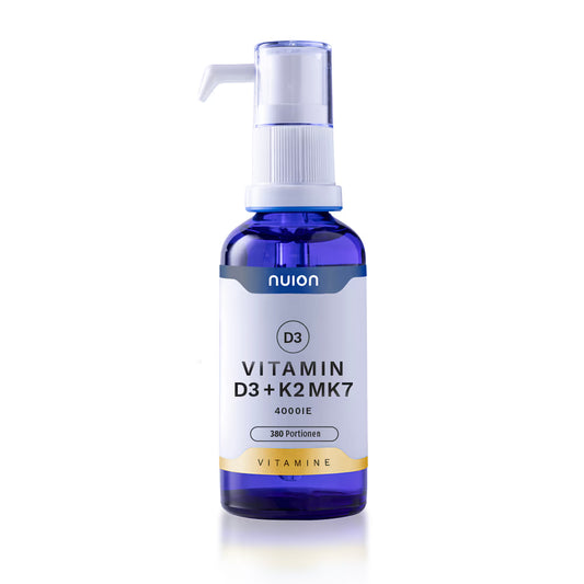 Eine Flasche mit Vitamin D3K2MK7 von Puromedica ist abgebildet. Die transparente, blaue Flasche hat einen weißen Pumpverschluss und ein Etikett, das die Inhaltsstoffe sowie die Dosierung von 4000 IE anzeigt.