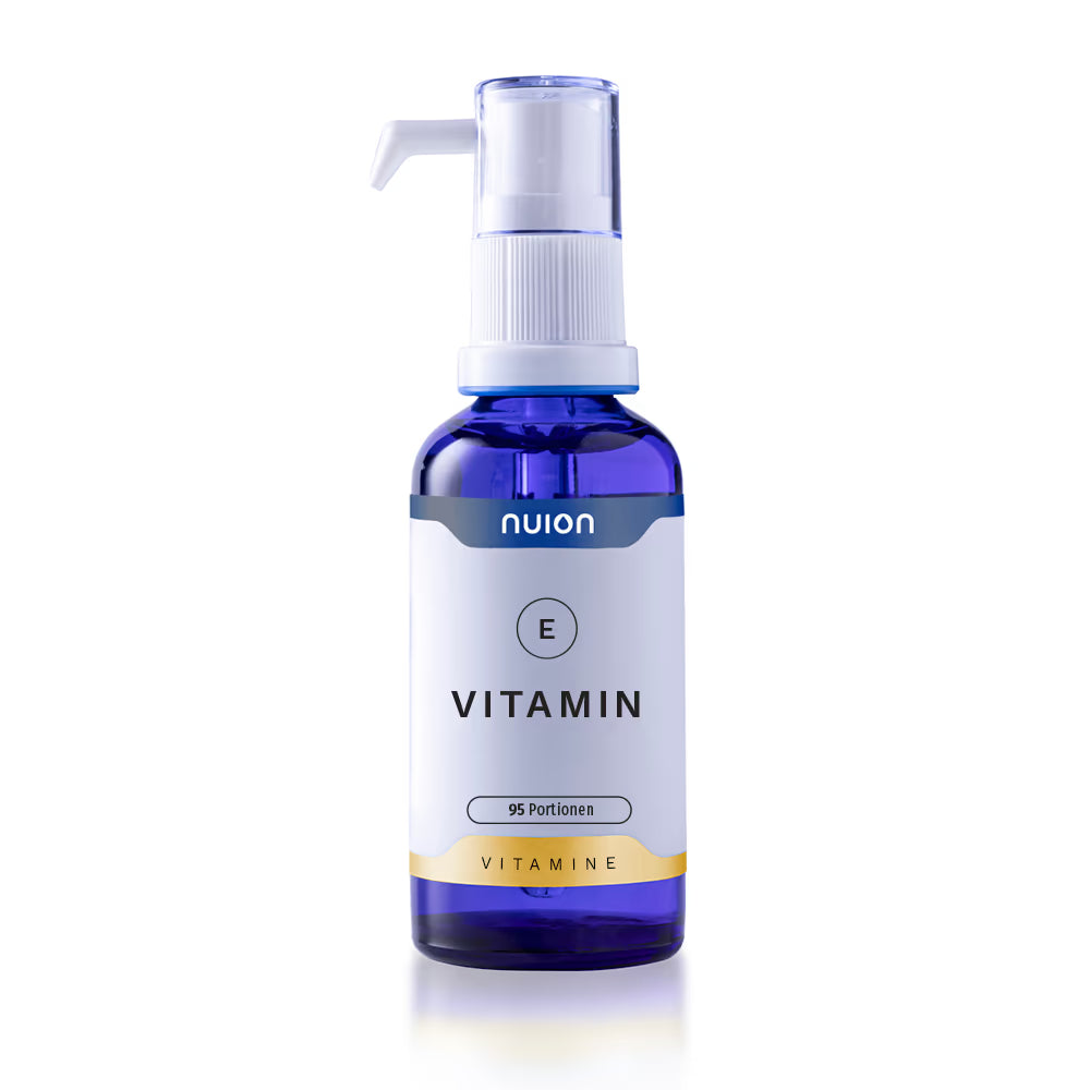 Ein blauer Pumpflakon mit der Aufschrift Vitamin E steht auf einem weißen Hintergrund. Das Produkt, hergestellt von Puromedica, enthält 95 Portionen und ist für die tägliche Einnahme von natürlichem D-α-Tocopherol konzipiert, das sich.